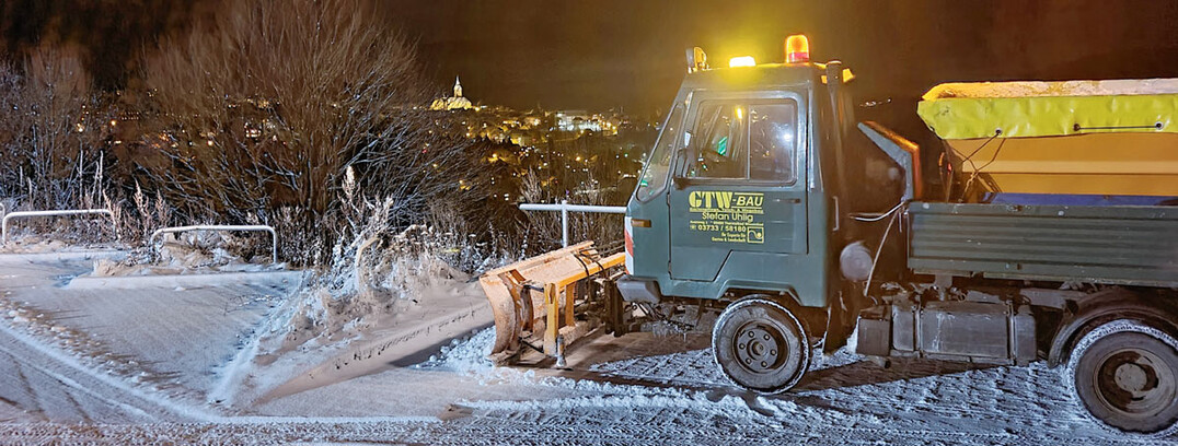 Im Hintergrund die Stadt Annaberg-Buchholz, gerade um die Weihnachtszeit bei Touristen sehr beliebt