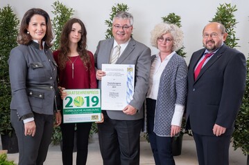 V. l.: Landwirtschaftsministerin Michaela Kaniber, Auszubildende Arielle Essmann, Stadtgartenamtsleiter Robert Pfeifer, Stadtbaureferentin Urte Kelm und Gerhard Zh, Prsident des Verbands Garten-, Landschafts- und Sportplatzbau Bayern