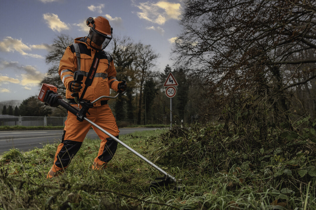 Mit einer Ausgangsleistung von 1,5 kW bahnt sich der Kress Freischneider KC170.9 seinen Weg auch durch dichtes Gestrpp. Mhkopf mit Mhfaden (9 m Fadenlnge) und Mhkopf mit Messer knnen je nach Anwendung ohne groen Aufwand ausgetauscht werden. Zur Ausstattung gehren Schleuderschutz, ein Zweihandgriff sowie ein Standard Doppel-Schultergurt.