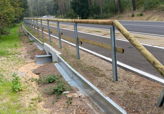 Leiteinrichtungen führen Amphibien sicher zu den Durchlässen und ermöglichen somit eine sichere Überquerung der Straße.