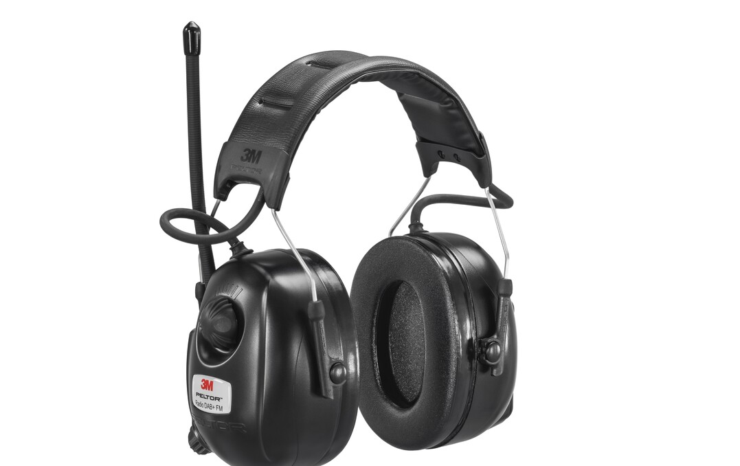 3M Presse PELTOR Radio DAB FM Headset-01.jpg: Das neue Headset verbindet einen wirksamen Gehörschutz mit glasklarem Radioempfang.