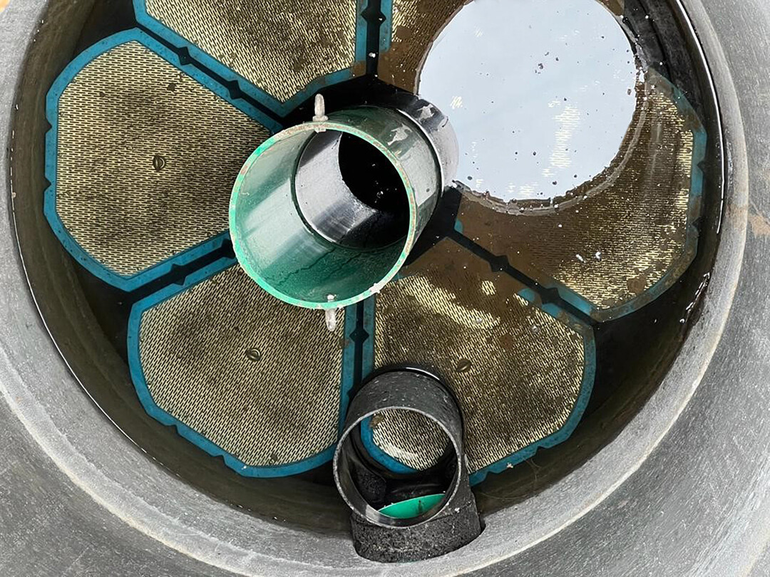 Durch Filtration und Adsorption werden die Sportplatz-Regenabflsse weiter gereinigt und fr die Versickerung oder Einleitung in Oberflchengewsser vorbereitet.
