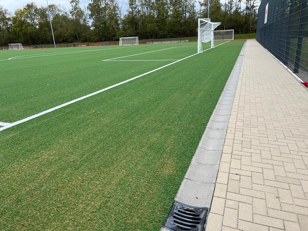 Die guten Rückhaltewerte der zweistufigen 3P Technik Filtrationsanlage von über 80 % erzielen einen hohen Reinigungsgrad des behandelten Wassers. Von links nach rechts: Zulauf, Ablauf nach der Sedimentation, Ablauf nach Sedimentation und Filtration.