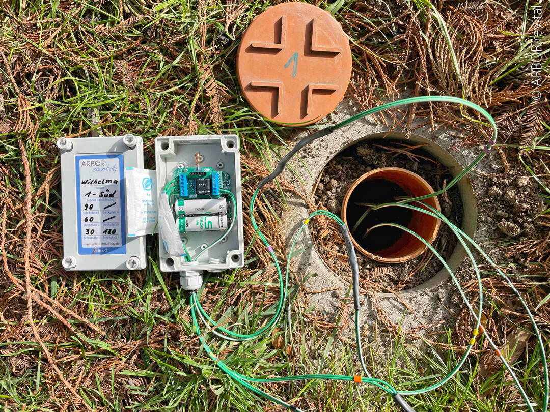 Die Funkeinheiten mit Batterien sind vandalismussicher im Erdreich vergraben.