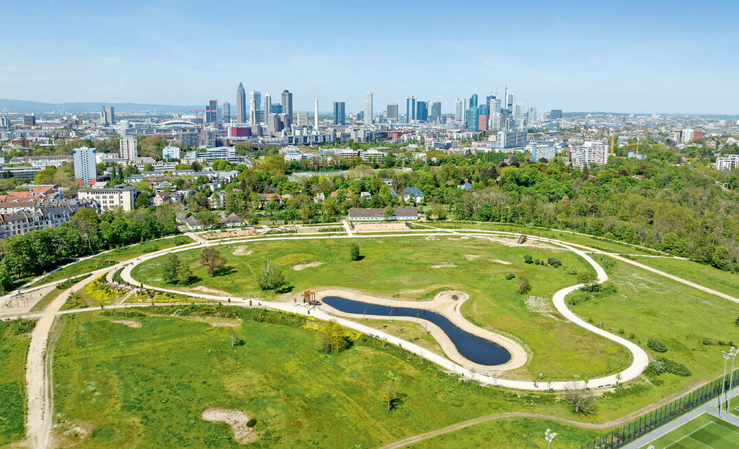 Der Rennbahnpark von oben: Er greift die Wegefhrung der ehemaligen Pferderennbahn und die Strukturen des Golfplatzes auf.