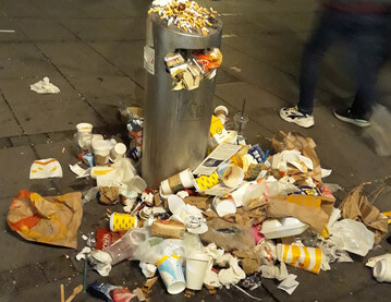 Nicht mal ein grovolumiger Unterflurcontainer reicht aus, um den Mll auf dem Stuttgarter Schlossplatz nach einem belebten Sommertag zu fassen.
