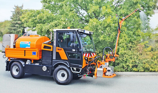 Der Kommunal-Geräteträger Boki H140 von den Reform-Werken mit einer Kombi-Anlage von Reinex – hier mit dem beweglichen Frontanbau-Gießarm.