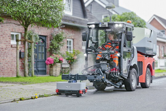 Der Hako Citymaster 1650 mit einem Mehrzweckaufbau von Weco zum Hochdruckreinigen, zum Bewssern von Pflanzen sowie zur Wildkrautbekmpfung.