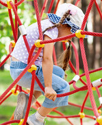 Kinder sollen auf dem Spielplatz auch ihre körperlichen Grenzen kennenlernen, allerdings ohne sich im Falle eines Falles zu verletzen.