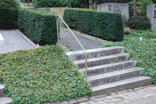  Wege, Treppenanlagen samt ihrem Zustand sowie 