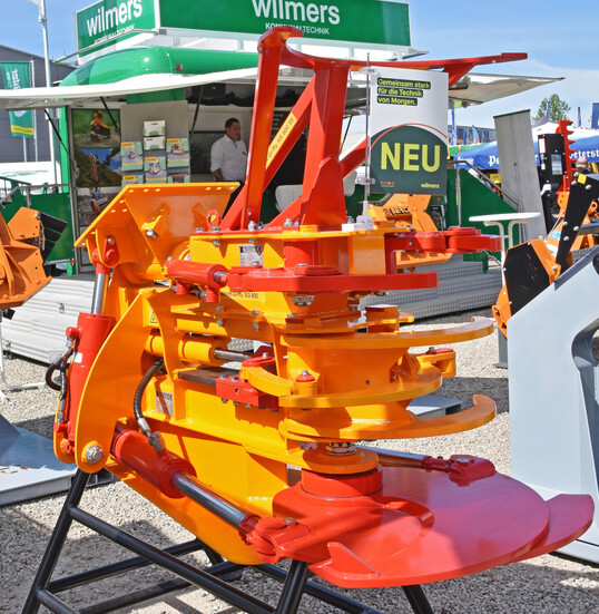 Das Schneid-Greif-Gebläse SGG 1200 von Dücker ist ein insekten- und kleintierfreundlicher Ökomähkopf für Trägerfahrzeuge wie den Unimog.