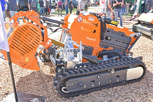 Stimmige Technik im Detail: Der Geräteträger Roboflail Vario D251 kann mit diesem Adapter die Einachser-Anbaugeräte von Rapid Technic aufnehmen.