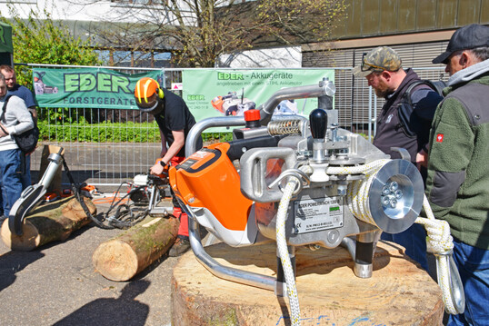 Ohne Zweitakt-Geknatter und Abgase arbeitet diese Powerwinch von Eder Maschinenbau, deren Konstruktion auf einer Akkusäge vom Hersteller Stihl beruht.