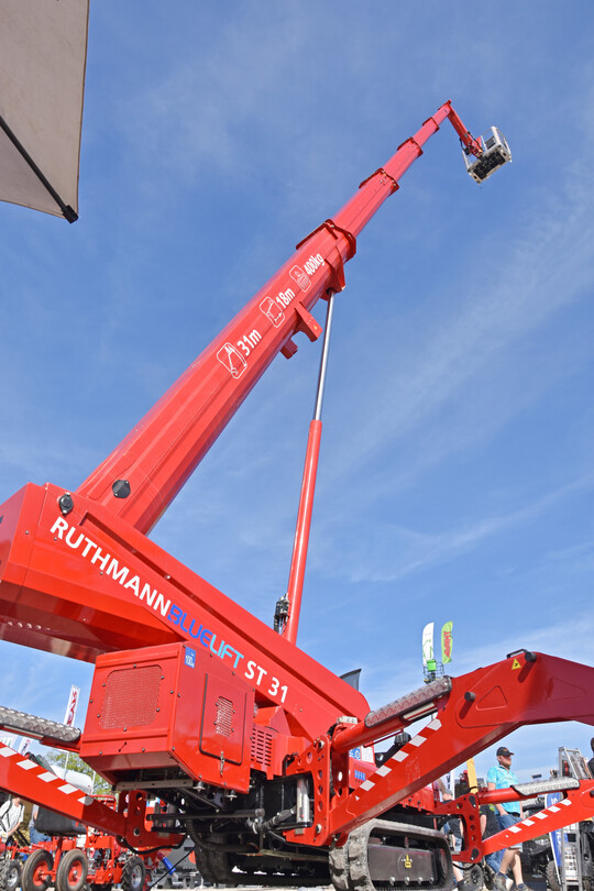 Die Raupenbühne Bluelift 31 von Ruthmann erreicht 31 m Arbeitshöhe und erstaunliche 18 m Reichweite bei 100 kg Korblast.