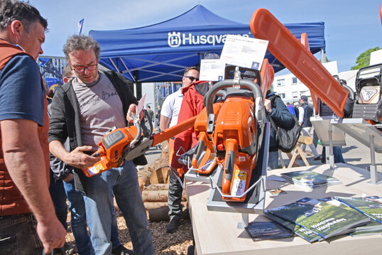 Mit kräftigen 60-cm³-Benzinmotoren sind die beiden Profisägen 560 XP G Mark II und 562 XP G Mark II vom Hersteller Husqvarna an den Start gegangen.