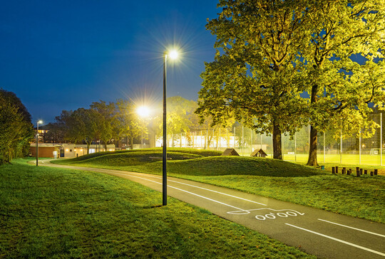 Ein 600 m langer Rundweg aus Asphalt umfasst die Spielflchendes Areals, die das Zentrum des Sportparks bilden.