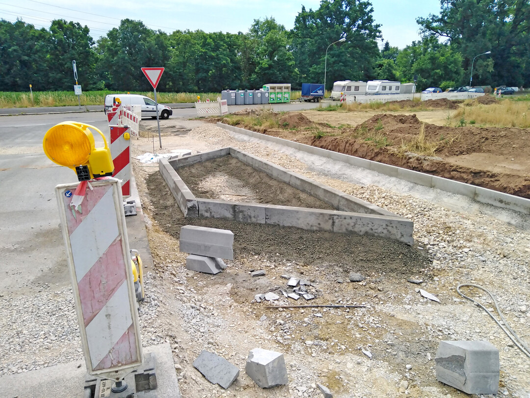 Fertige Baumscheibe vor Anlage der Park- und Gehwegflchen.