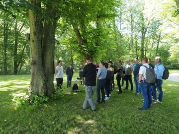Daniel Winter, Gesellschafter der Buteo Landschaftskologen, vermittelte in seinem Workshop neueste Erkenntnisse rund um den Artenschutz am Baum.