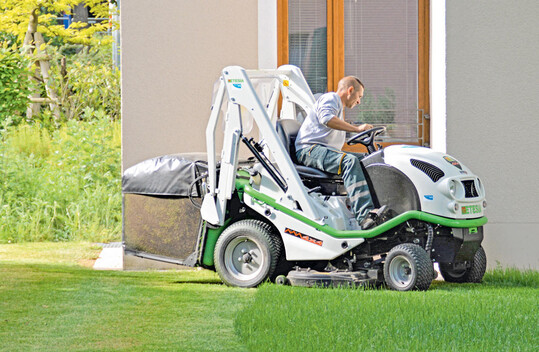 Das Unternehmen bildet junge Menschen in fnf Berufen aus, darunter im Garten- und Landschaftsbau