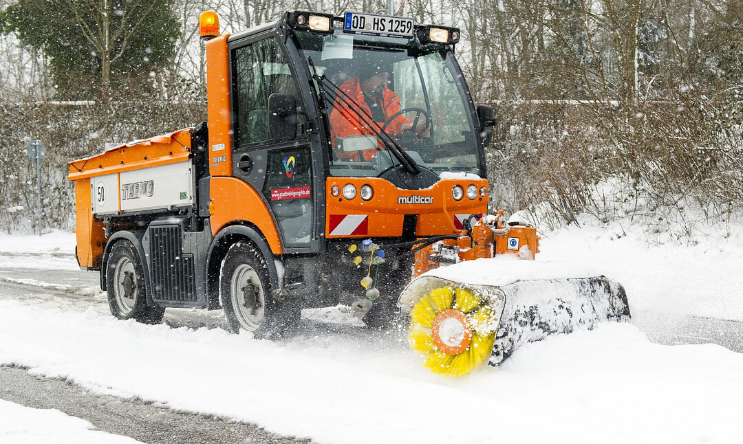Winterdienst auf einem Radweg