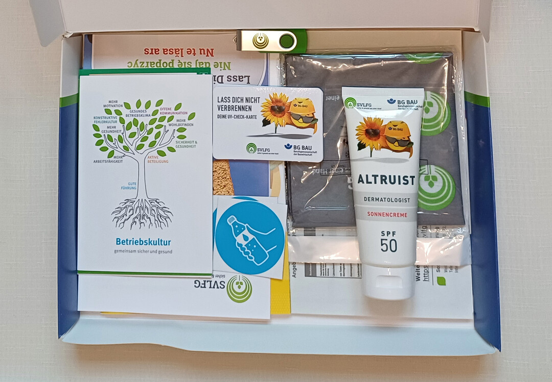Kostenlos fr Arbeitgeberbetriebe ist die Infobox zum Hitze- und Sonnenschutz. Sie eignet sich zur Unterweisung von Arbeitskrften und beinhaltet die dafr notwendigen Materialien.