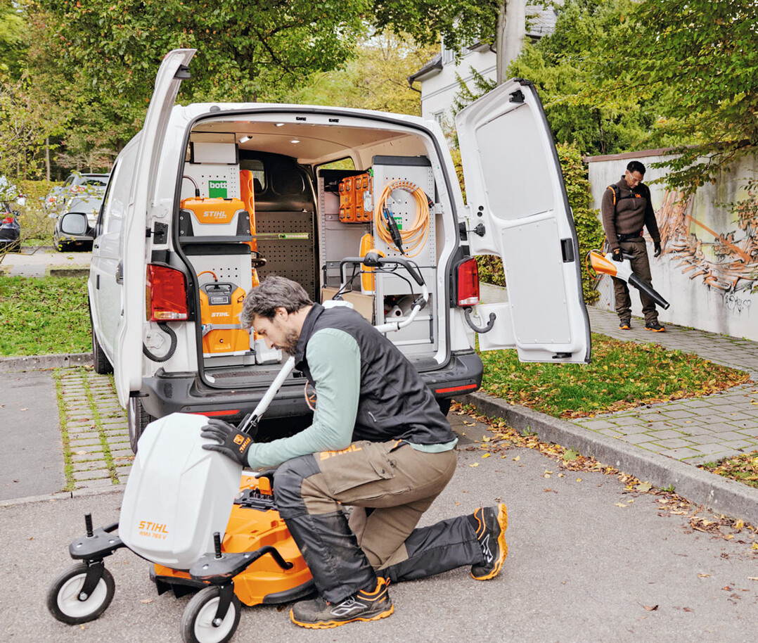 Stihl bietet mobile Lager- und Ladelösungen für Akkugeräte – vom bott- Tainer für die Transporterpritsche über den kompletten Fahrzeug- Innenausbau bott Vario 3 bis zum Elektrofahrzeug Goupil „powered by Stihl”.