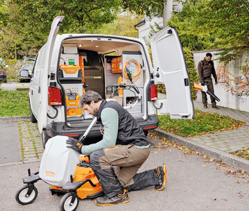 Stihl bietet mobile Lager- und Ladelsungen fr Akkugerte  vom bott- Tainer fr die Transporterpritsche ber den kompletten Fahrzeug- Innenausbau bott Vario 3 bis zum Elektrofahrzeug Goupil powered by Stihl.