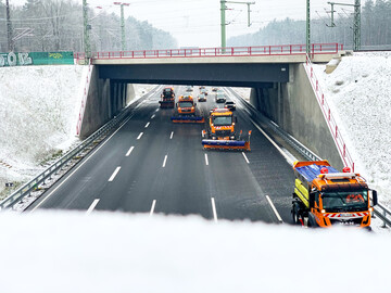 Eine beeindruckende Breitenwirkung erreichen vier Einsatzfahrzeuge der Autobahnmeisterei Michendorf auf dem Berliner Ring, einem der meistbefahrenen Verkehrsabschnitte Europas.