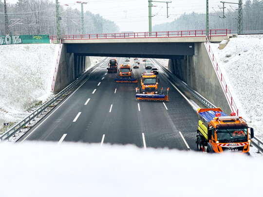 Eine beeindruckende Breitenwirkung erreichen vier Einsatzfahrzeuge der Autobahnmeisterei Michendorf auf dem Berliner Ring, einem der meistbefahrenen Verkehrsabschnitte Europas.