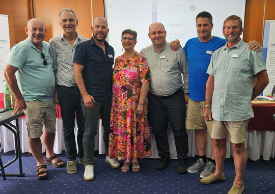 (v. l.): Jonathan Cooking (UK), Wolfgang Groß (D), Geschäftsführung, Jan Willem de Groot (NL), Stefania Gasperini (I), Wojciech Bobek (PL), Michal Zelenak (SLO), Glen Read (N). Es fehlt im Bild: Josef Grabner (CZ).