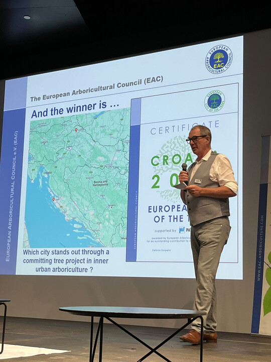 Jan Goevert, Vorsitzender der Jury, führt in den diesjährigen Wettbewerb um den ECOT-Award ein.