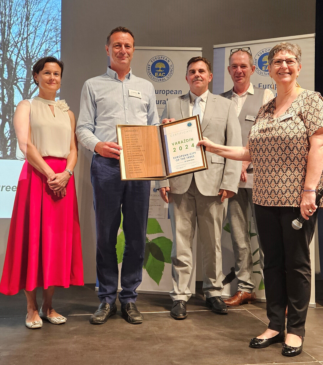 EAC-Prsidentin Stefania Gasperini berreicht dem Brgermeister von Varazdin die Siegerurkunde (v. l.): Jelena Sekelj, Direktorin der Park-GmbH, Brgermeister Neven Bosilj, Lutz Beisert, Patzer Verlag, Jan Goevert, EAC, Stefania Gasperini