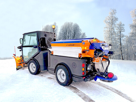 Bei hohem Schnee arbeitet die Schmidt Flexigo 150 zuverlässig mit eine Kombination aus Pflug und Streuer.