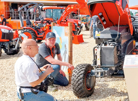 Ekkehard Musche (l.) am Stand von Kubota