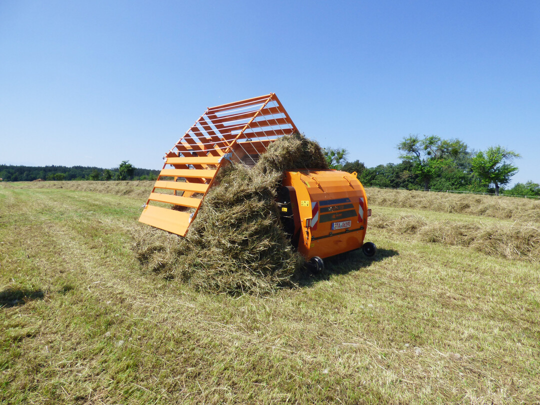 Von Kalinke und Loipfinger wurde der Ladewagen Lapa 130 fr Gertetrger und Transporter entwickelt. Er lsst sich auch mit einem Frontmhwerk kombinieren. 