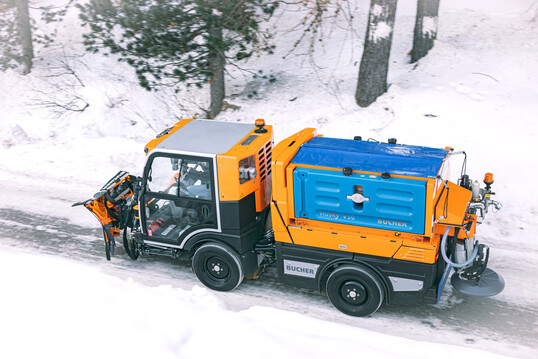 Die Bucher Citycat V20 mit Winterdienst-Ausrüstung. Ihre Schwestermodelle VS20 und VS20e (3,5 t) können auf Gehwegen eingesetzt werden.