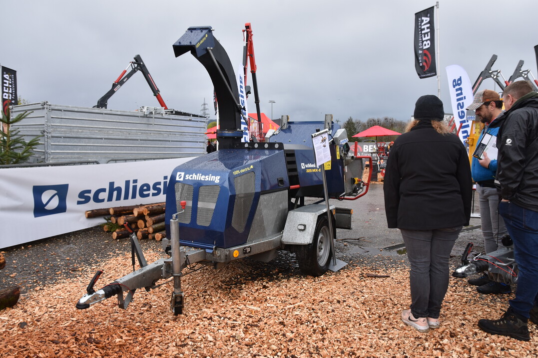 Der Schliesing 325 MX-E, ein elektrischer Hacker auf Einachs-Fahrgestell, bietet Leistung fr einen ganzen Arbeitstag ohne eine Zwischenladung.