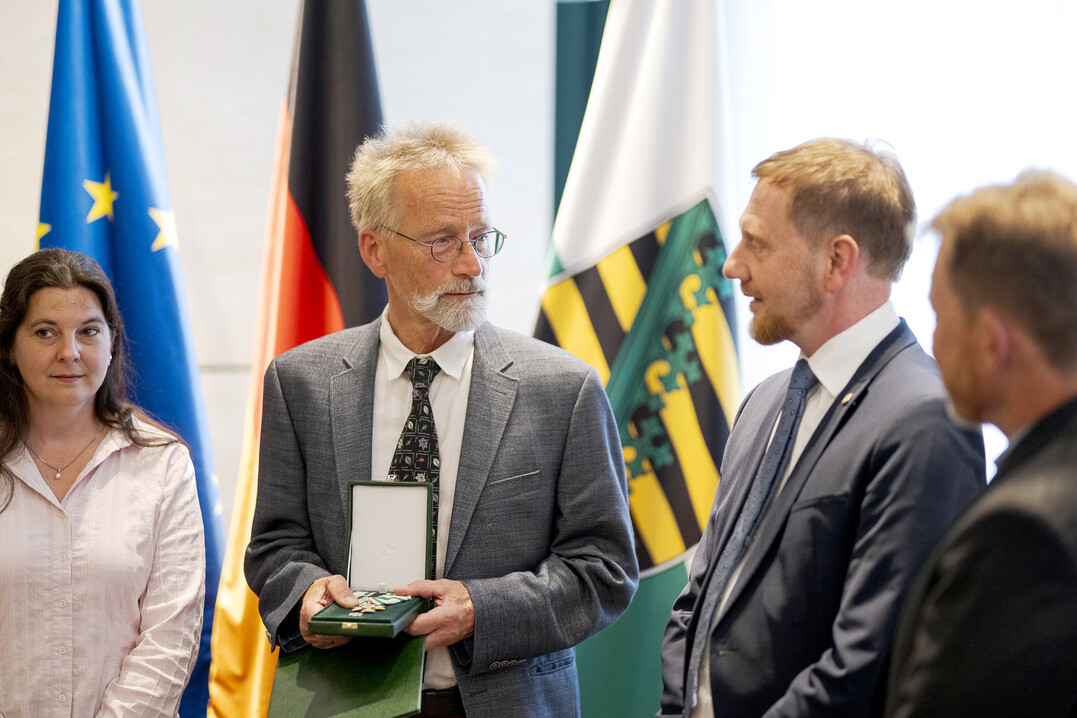 Ministerprsident Michael Kretschmer (r.) berreicht Prof. Dr. Andreas Roloff den Verdienstorden des Freistaates Sachsen, die hchste staatliche Auszeichnung des Bundeslandes. 