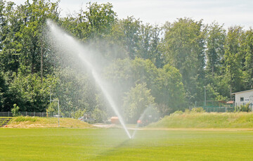 Getriebeversenkregner auf einem Trainingsplatz