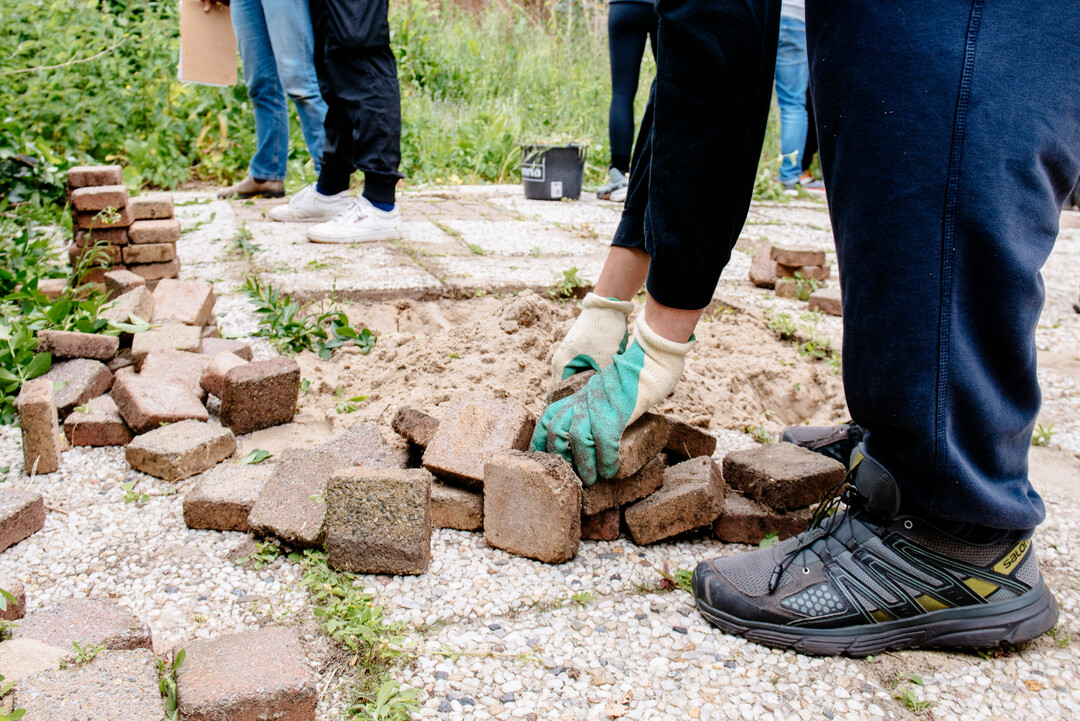 Viele gepflasterte Flchen werden nicht (mehr) gebraucht. Also raus mit den Steinen!
