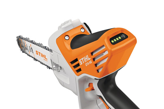 Der Stihl GTA 40 ermöglicht die Baum- und Gehölzpflege am Boden genauso wie Pflege- und Korrekturschnitte im Baum durch kletternde Baumpfleger.
