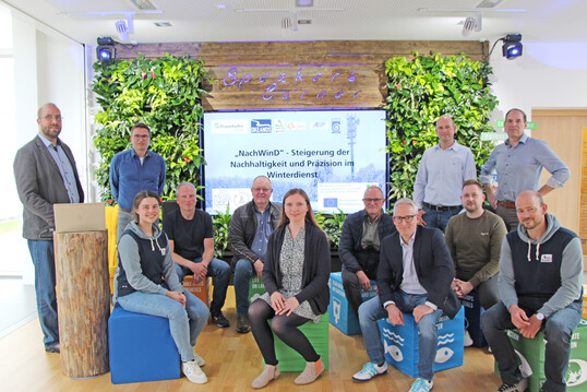 Das Projektteam (v. l.): Dr. Tobias Wilms (INFA-ISFM), Dr. Sebastian Schriegel (IOSB-INA), Juliane Neumann (Okeanos), Jörg Münster (ASP Paderborn), Mathias Henrichs (ASP Paderborn), Kornelia Schuba (IOSB-INA), Rüdiger Reuter (INFA-ISFM), Dr. Nico Schulte (INFA-ISFM), Stephan Pott (Kreis Lippe -Eigenbetrieb Straßen), Sergej Eisinger (IOSB-INA), Gernod Heilmann (IOSB-INA), Felix Grimmeisen (Okeanos)