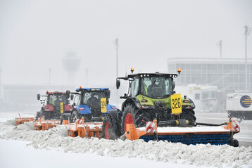 Winterdienstmitarbeiter am Flughafen Mnchen