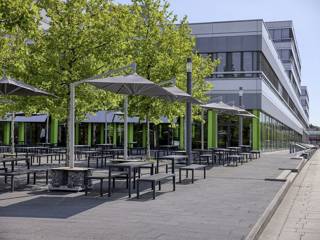 Die Caravita Schirme Amalfi f�gen sich mit ihrer dezenten Farbgebung und klaren Formensprache harmonisch in das architektonische Gesamtbild des Mensavorplatzes ein.