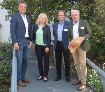 Freuen sich ber die 40. Auflage der Osnabrcker Baumpflegetage (v. l.): Prof. Dr. Andreas Bertram, Prsident der Hochschule Osnabrck, Brgermeisterin Birgit Strangmann, Tagungsleiter und Moderator Prof. Dr. Jrgen Bouillon sowie Stefan Meier, Prsident der Dr. Silvius Wodarz Stiftung