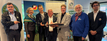 v. l. Dr. Gunther Hardt (Vorsitzender Arbeitskreis Biodiversitt DGV), Gunda Drge (Prsidentin des GC Emstal), Marc Biber (DGV-Abteilungsleiter - Umwelt und Platzpflege), Gerhard Michalak (GVNB-Prsident), Dr. Holger Buschmann (Landesvorsitzender des NABU Niedersachsen), Bernward Rusche (Vorsitzender des NABU Emsland Sd) und Hinrich Arkenau (GVNB-Geschftsfhrer). 