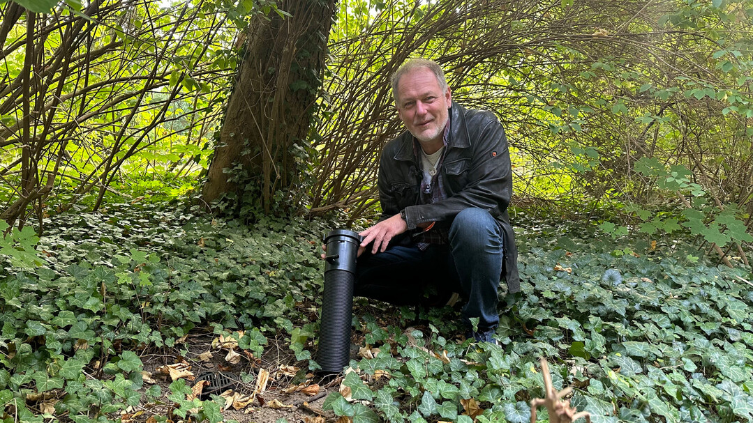 Maik Brandt vom Amt fr Stadtgrn, Naturschutz und Friedhofswesen Rostock