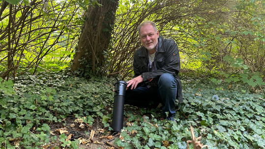 Maik Brandt vom Amt fr Stadtgrn, Naturschutz und Friedhofswesen Rostock