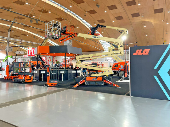 Die kompakte Raupenbühne X18JP von JLG (rechts) war neben dem mächtigen Modell 660SJ mit seinen unübersehbaren Quad-Tracks zu sehen.