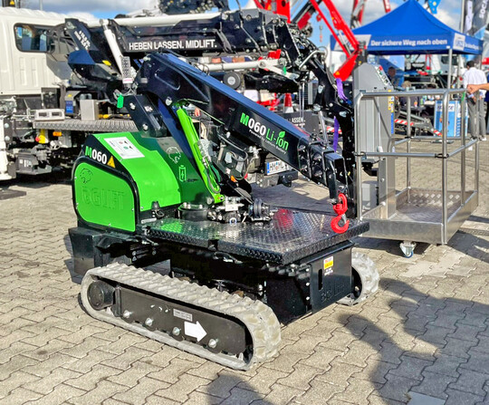 Dieser Minikran M060Li-Ion von Kunze kann schwere Lasten heben. Größere Modelle können auch mit CE-konformen Arbeitsplattformen ausgerüstet werden.